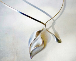 Passion - Opvallende exclusieve zilveren hanger aan spang. Een elegant statement sieraad met klassieke touch! Flower petals vormen de inspiratie voor dit bijzondere collier. - Designed en made by Ingrid La Haye.